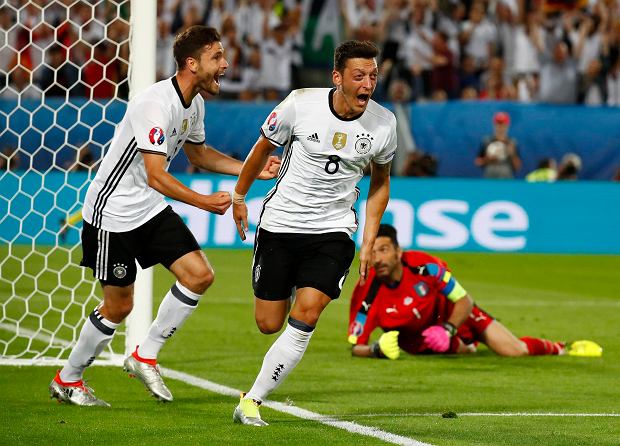 Niemcy-Wlochy--Mesut-Ozil-swietuje-po-golu